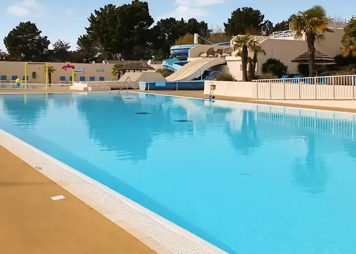Avec Piscine Partagee A 36 M² *